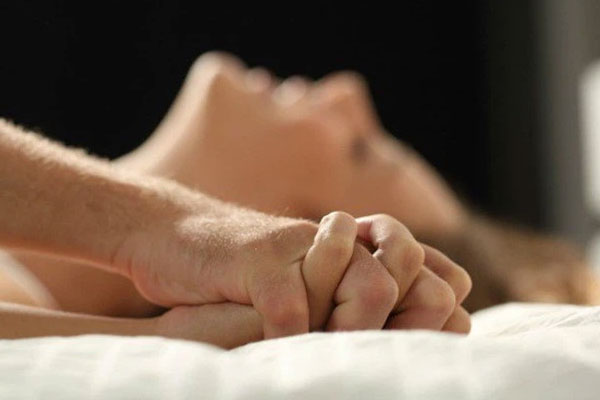 Vợ bế con bỏ về nhà ngoại được một tuần, tôi sang đón thì chết sững khi thấy cô gái đang phơi đồ trước nhà-2