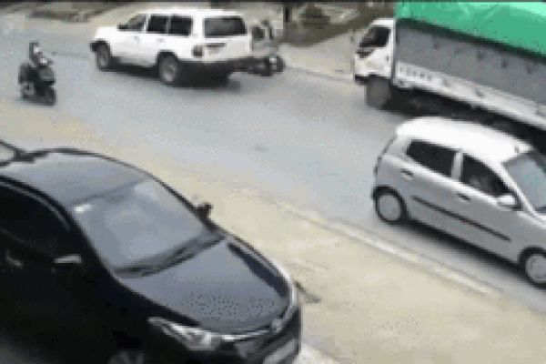 Cố băng qua đường sắt, người đàn ông suýt bị tàu tông trúng-1