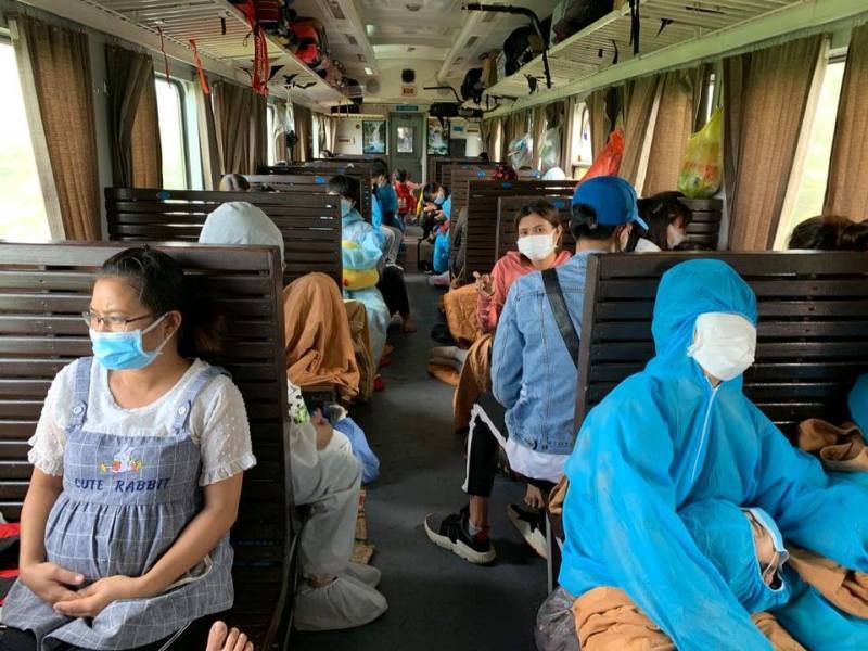 Bé gái 11 tuổi ở nhà trọ 1 mình suốt 24 ngày do mẹ đi cách ly đã được lên tàu về quê Hà Tĩnh-1