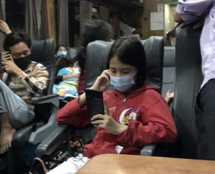 Bé gái 11 tuổi ở nhà trọ 1 mình suốt 24 ngày do mẹ đi cách ly đã được lên tàu về quê Hà Tĩnh-3