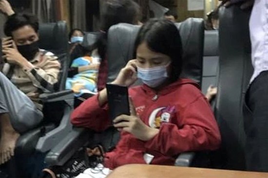 Bé gái 11 tuổi ở nhà trọ 1 mình suốt 24 ngày do mẹ đi cách ly đã được lên tàu về quê Hà Tĩnh