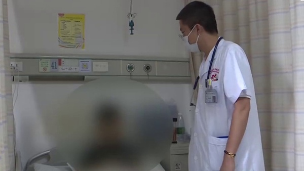 Người đàn ông phổi nhiễm nấm thối rữa như bông gòn, suýt mất mạng vì thường xuyên uống thuốc kháng sinh bừa bãi-1