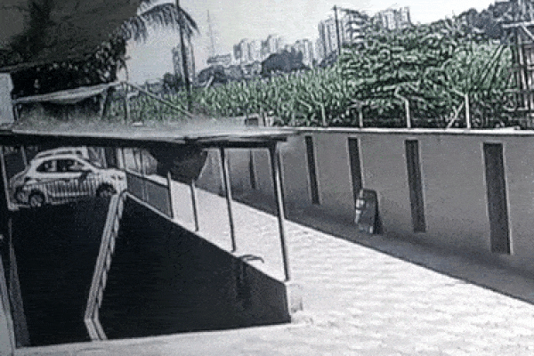Bị xe rác nuốt chửng, người phụ nữ vẫn sống sót khó tin-1
