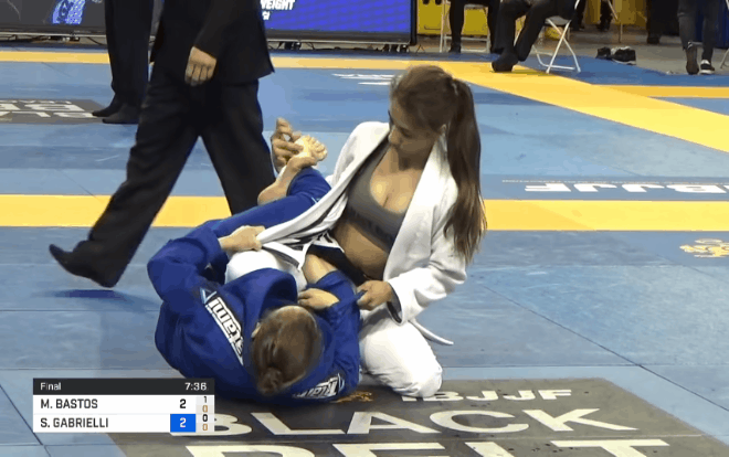Xôn xao hình ảnh nữ võ sĩ bị đối thủ lột đồ lộ vòng 1 trên sàn đấu Olympic Tokyo 2020, chuyện gì đã xảy ra?-1