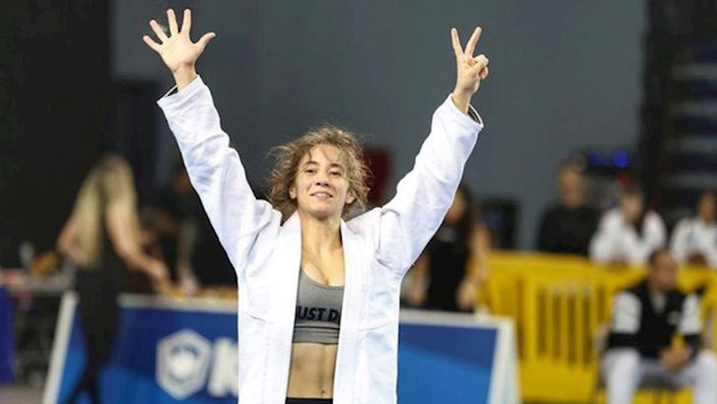 Xôn xao hình ảnh nữ võ sĩ bị đối thủ lột đồ lộ vòng 1 trên sàn đấu Olympic Tokyo 2020, chuyện gì đã xảy ra?-5