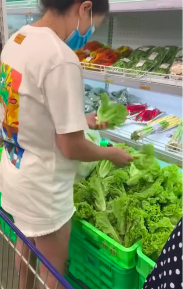 Cô gái bị dân mạng chỉ trích gay gắt vì hành động vô ý thức khi mua rau: Rất ích kỷ, chỉ biết cho bản thân mình!-1