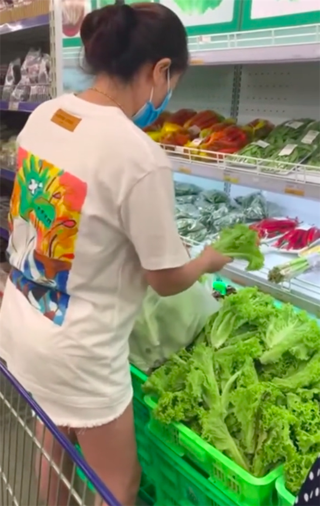 Cô gái bị dân mạng chỉ trích gay gắt vì hành động vô ý thức khi mua rau: Rất ích kỷ, chỉ biết cho bản thân mình!-2