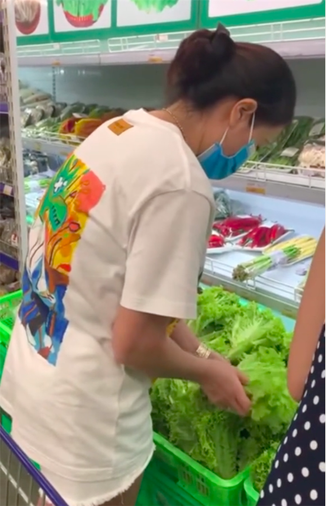 Cô gái bị dân mạng chỉ trích gay gắt vì hành động vô ý thức khi mua rau: Rất ích kỷ, chỉ biết cho bản thân mình!-3