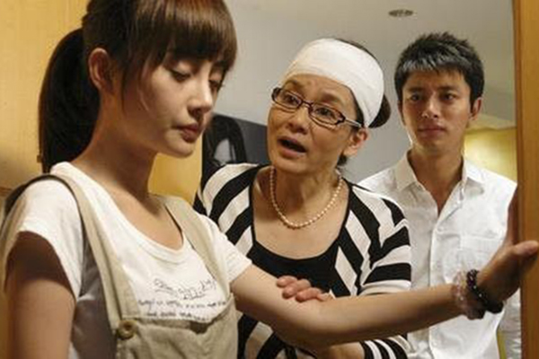 Hẹn hò lén lút 3 năm vì công ty cấm yêu đương, ngày sinh nhật mẹ chồng tương lai, cô vô tình nhận một cuộc gọi thay bạn trai để rồi khóc lặng-2