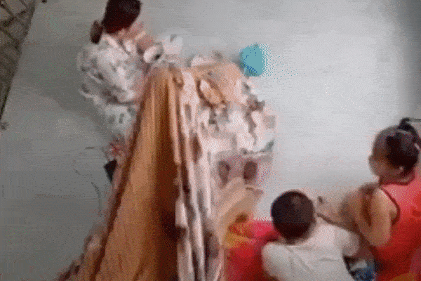 Đang ngồi ăn cơm thì con trai hiếu động phi thẳng vào mâm, phản ứng của người mẹ khiến hội phụ huynh đồng cảm