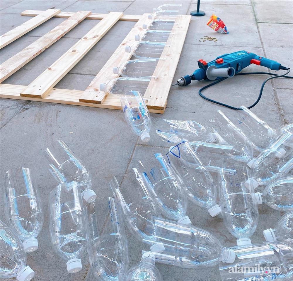 Học cô gái Tiền Giang tận dụng chai nhựa trồng rau sạch trong mùa dịch-1