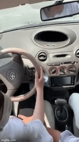 Xôn xao clip thầy giáo liên tục động chạm vùng nhạy cảm của học viên nữ trong lúc dạy lái xe-3