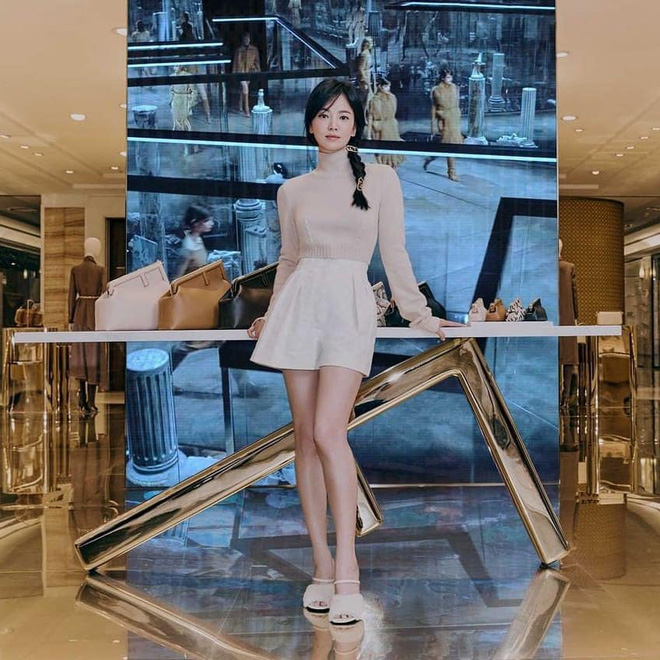 Song Hye Kyo hôm nay trẻ đẹp vô địch, tất cả là nhờ vào combo tóc tết và makeup đạt 100 điểm tròn trĩnh-1