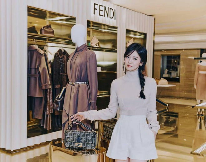Song Hye Kyo hôm nay trẻ đẹp vô địch, tất cả là nhờ vào combo tóc tết và makeup đạt 100 điểm tròn trĩnh-3