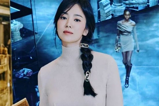 Song Hye Kyo hôm nay trẻ đẹp vô địch, tất cả là nhờ vào combo tóc tết và makeup đạt 100 điểm tròn trĩnh