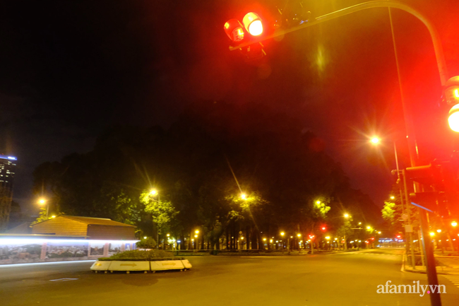 Những ngã tư vắng đến hiu hắt trong ngày đầu Sài Gòn không ra đường sau 18h-2