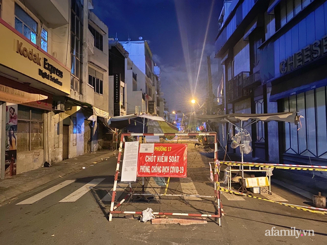 Những ngã tư vắng đến hiu hắt trong ngày đầu Sài Gòn không ra đường sau 18h-4