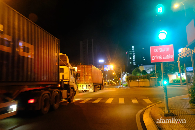 Những ngã tư vắng đến hiu hắt trong ngày đầu Sài Gòn không ra đường sau 18h-5