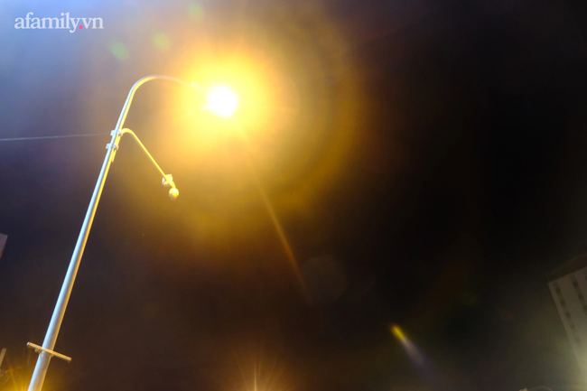 Những ngã tư vắng đến hiu hắt trong ngày đầu Sài Gòn không ra đường sau 18h-10