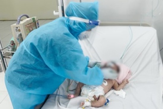 Nỗ lực giành lại sự sống cho bé 10 tháng tuổi mắc Covid-19