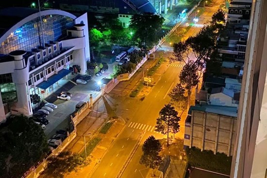 Những ngã tư vắng đến hiu hắt trong ngày đầu Sài Gòn không ra đường sau 18h