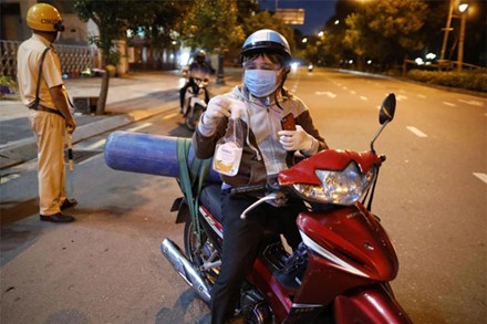 Ông bố chở bình oxy ở Sài Gòn: 