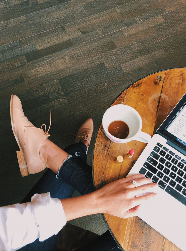 Ở nhà giãn cách: Da sẽ rất nhanh già nếu làm việc với máy tính cả ngày mà không thực hiện những điều sau-1