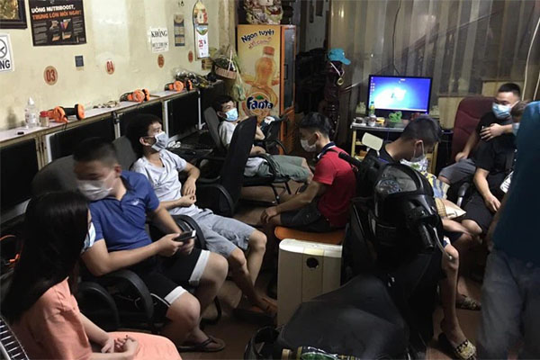 Hẹn nhau ra cổng công ty, 2 nhóm nữ công nhân hỗn chiến kinh hoàng-2