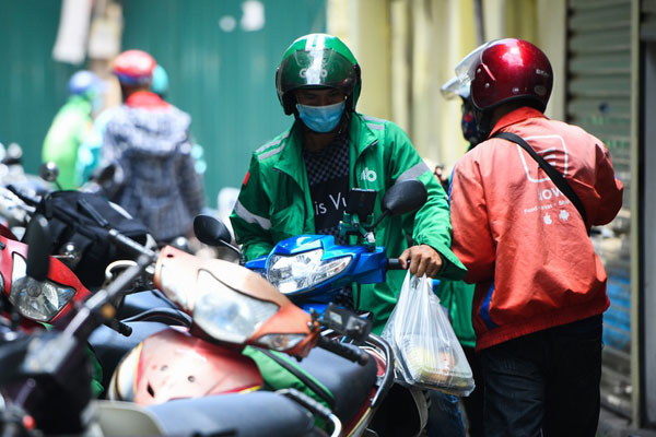Quán bar ở TP.HCM mở bán mang về, khách chưa mặn mà-7