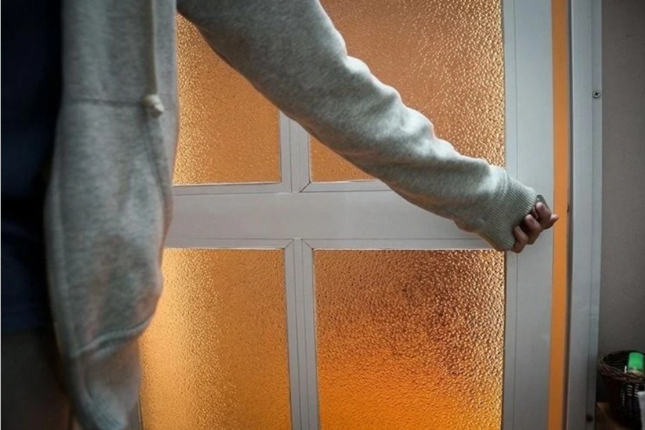 Tối ngủ nóng nực mấy cũng phải đóng cửa phòng với 5 lý do, nhất là giữ được mạng-2