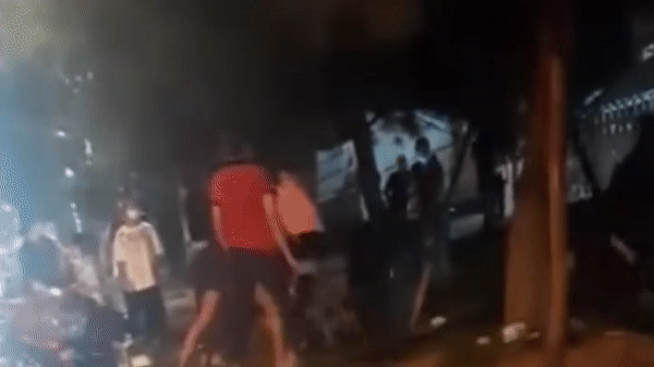 Hẹn nhau ra cổng công ty, 2 nhóm nữ công nhân hỗn chiến kinh hoàng-1