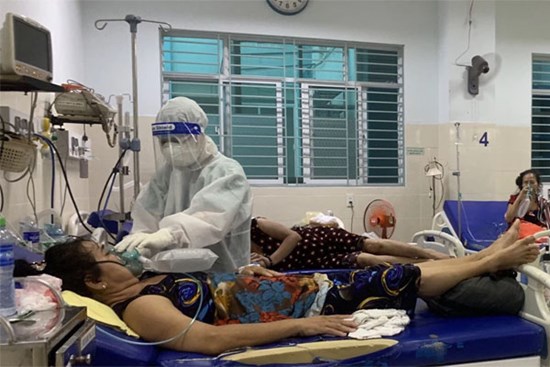 Nữ điều dưỡng tại TP HCM: Không ăn uống, đi vệ sinh trong suốt hơn 7 tiếng trực, người ướt sũng, tay nhăn nheo vì nóng