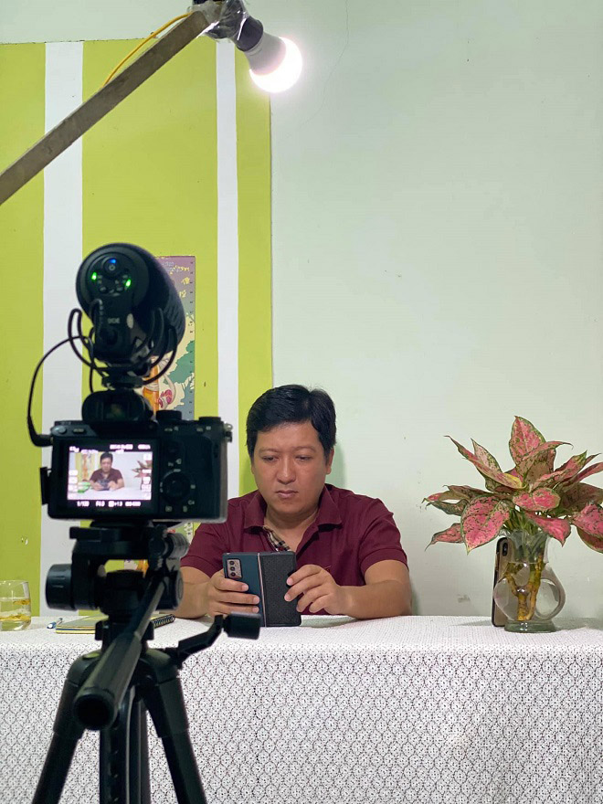 Trường Giang để lộ ngoại hình gây chú ý sau khi về quê làm phụ hồ”-3