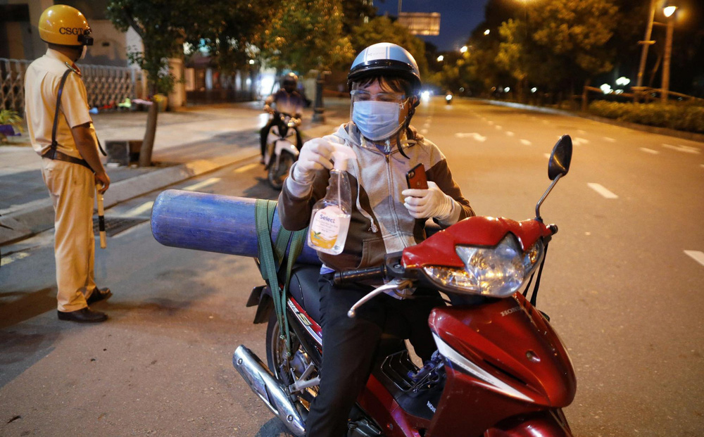 Lời tâm sự về con trai của ông bố chở theo bình oxy ra đường vào giờ giới nghiêm khiến CSGT cũng phải rơi nước mắt-1