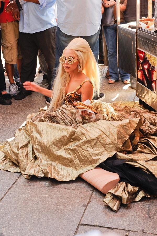 Tiền đình những lần đi giày cà kheo 40cm như diễn xiếc của Lady Gaga-9