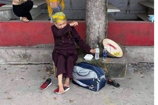 Cụ bà đi bộ từ TP.HCM về Nghệ An bật khóc ở chốt kiểm soát khi đi được 2 ngày: 