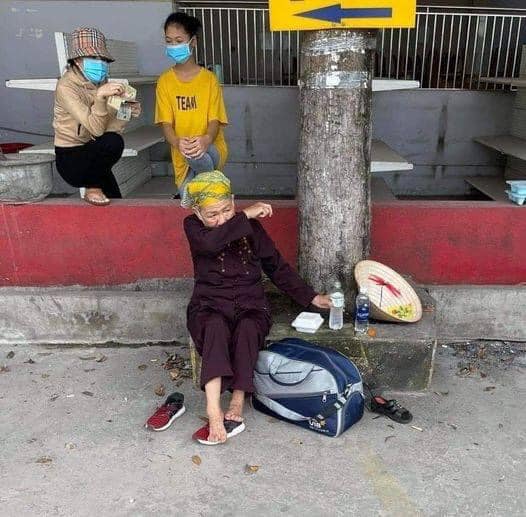 Cụ bà đi bộ từ TP.HCM về Nghệ An bật khóc ở chốt kiểm soát khi đi được 2 ngày: Làm sao về được nhà-1