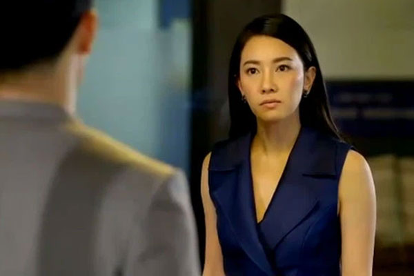 Nửa đêm chồng vẫn ở lì trong phòng đọc sách, tôi lén đi vào để rồi đứng hình khi thấy hình ảnh lập lòe trên màn hình điện thoại-2