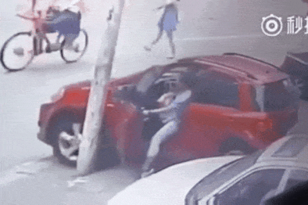 Dùng chân giữ ô tô bị trôi, nữ tài xế gặp tai nạn 'rùng mình'