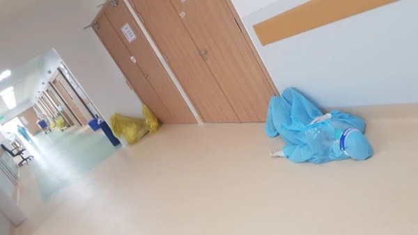 Bác sĩ 91 bạc trắng đầu sau hơn 10 ngày ở Bệnh viện Hồi sức COVID-19-4