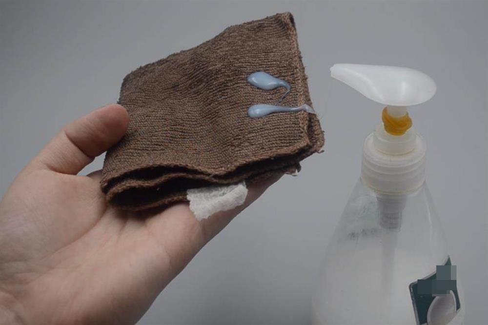 Đặt một vài sợi dây chun trong phòng tắm sẽ rất hữu ích, có thể giúp bạn tiết kiệm được rất nhiều tiền trong một năm-3