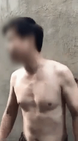 Cởi trần đi đổ rác rồi vô tư ngồi hút thuốc đầu ngõ ngày Hà Nội giãn cách, người đàn ông bị công an đưa về phường-1