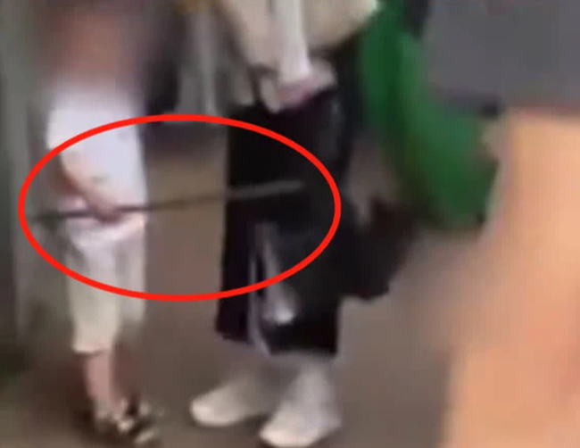 Con trai cầm cây đánh những người đi ngang, phản ứng của người mẹ bị chỉ trích: Hèn gì ý thức đứa trẻ tệ đến vậy!-1