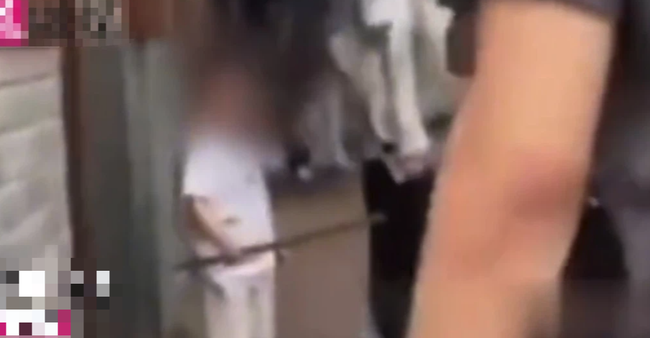 Con trai cầm cây đánh những người đi ngang, phản ứng của người mẹ bị chỉ trích: Hèn gì ý thức đứa trẻ tệ đến vậy!-2