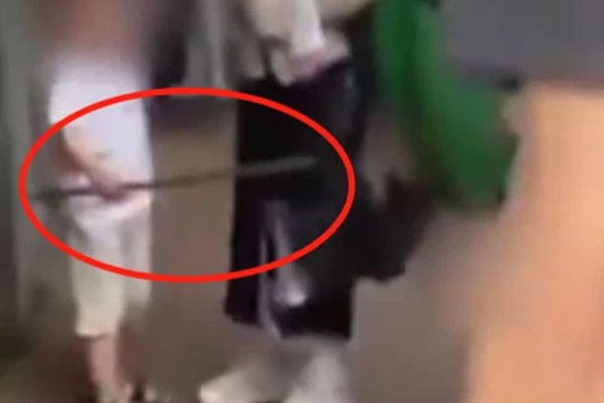 Con trai cầm cây đánh những người đi ngang, phản ứng của người mẹ bị chỉ trích: Hèn gì ý thức đứa trẻ tệ đến vậy!