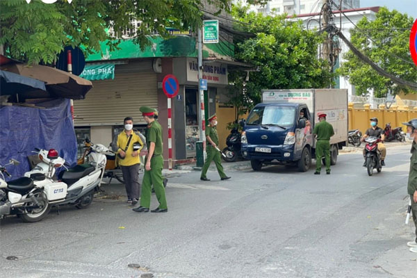Người đàn ông bỏ chạy bạt mạng khi bị công an yêu cầu đứng lại vì ra ngoài tập thể dục giữa lúc giãn cách: Tôi đến tận căn hộ của ông tìm ông xuống đấy-2