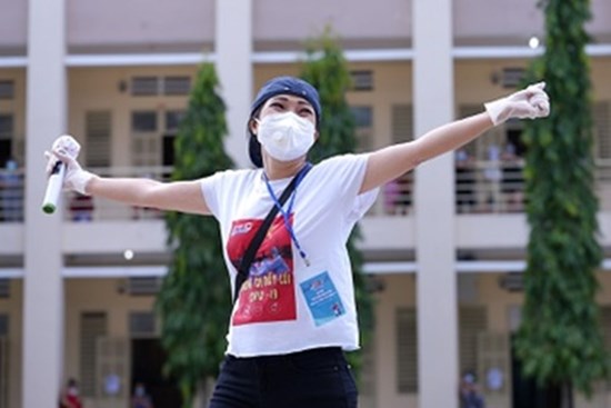 Ca sĩ Phương Thanh hát trước hàng nghìn F0 ở bệnh viện dã chiến