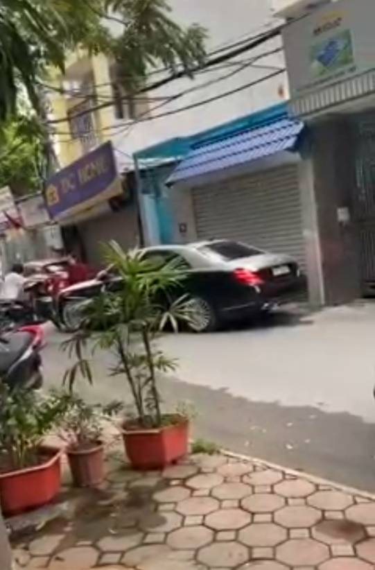 Vợ chặn đầu xe ô tô đánh ghen: Không ngừng quát tiểu tam, lấy gạch đập nát kính xe tiền tỷ của chồng và cái kết kinh hoàng-1