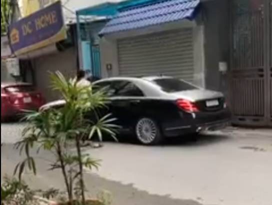 Vợ chặn đầu xe ô tô đánh ghen: Không ngừng quát tiểu tam, lấy gạch đập nát kính xe tiền tỷ của chồng và cái kết kinh hoàng-2