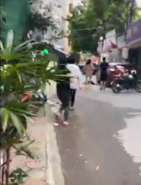 Vợ chặn đầu xe ô tô đánh ghen: Không ngừng quát tiểu tam, lấy gạch đập nát kính xe tiền tỷ của chồng và cái kết kinh hoàng-3